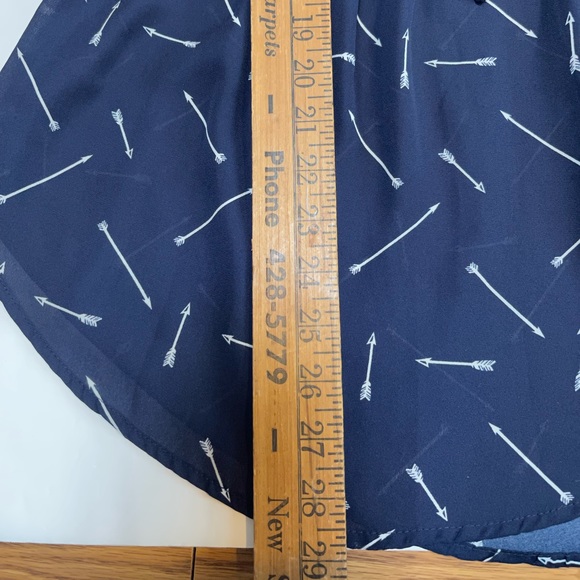 Womens J for Justify Young Contemporary Navy Blue Arrows Top Size Small JD - Picture 3 of 8